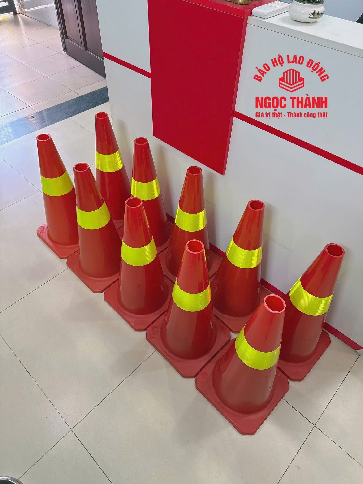 1792584370664_1772633104428248639_7288449702378434435_e65a60185dbd2af40669426f3ff3b6a3 Cọc giao thông cứng 56cm GT56